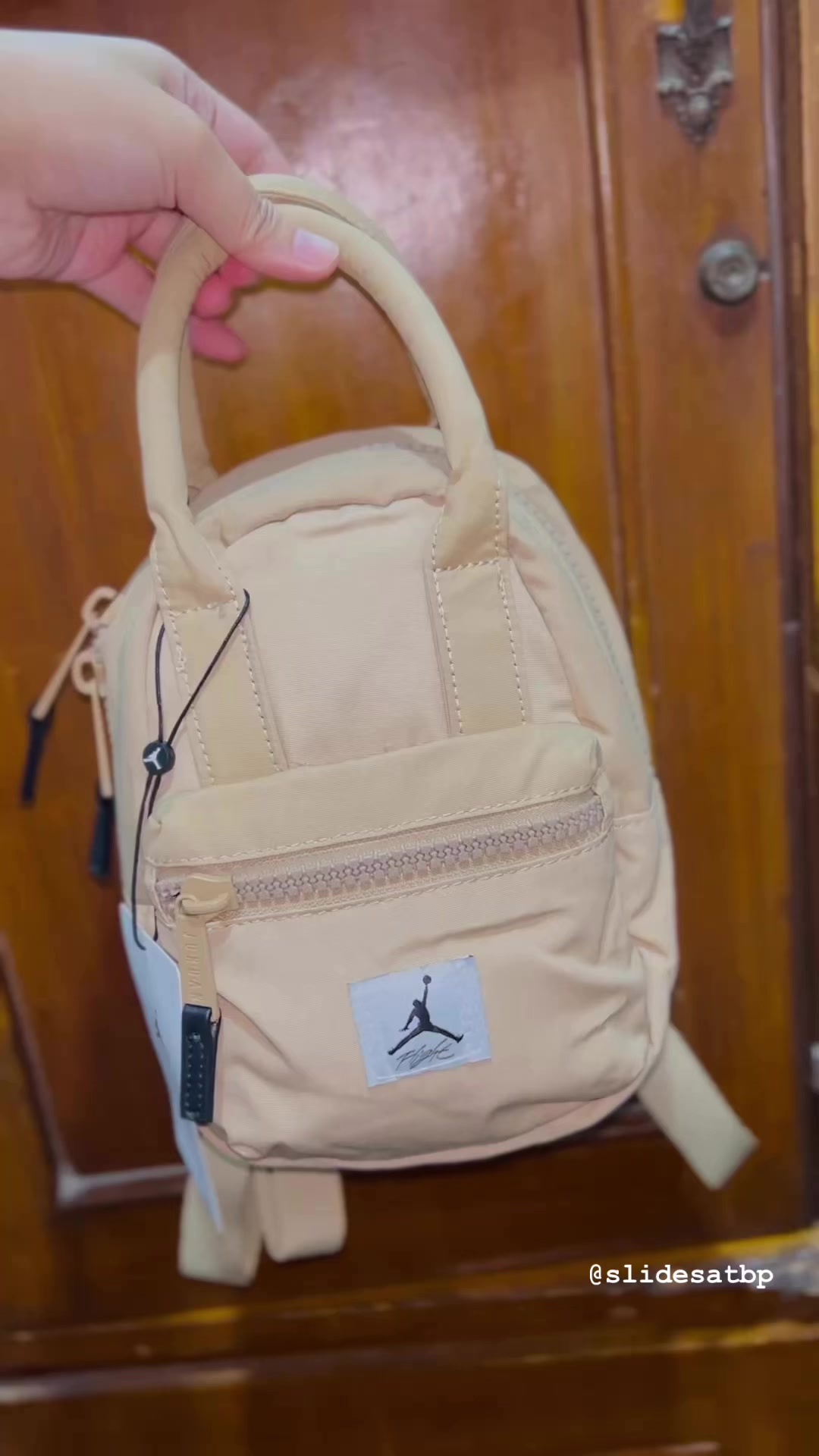jordan flight mini backpack detachable straps provide comfortable wear and multiple styling options.Rolled handles give this backpack a purse Mini Backpack Zaini Air Jordan