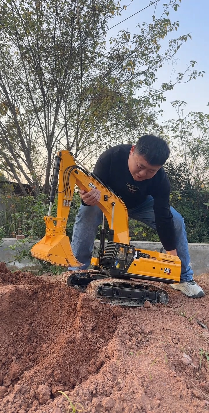 A friend's first impression upon receiving this 1/12 scale RC hydraulic ...