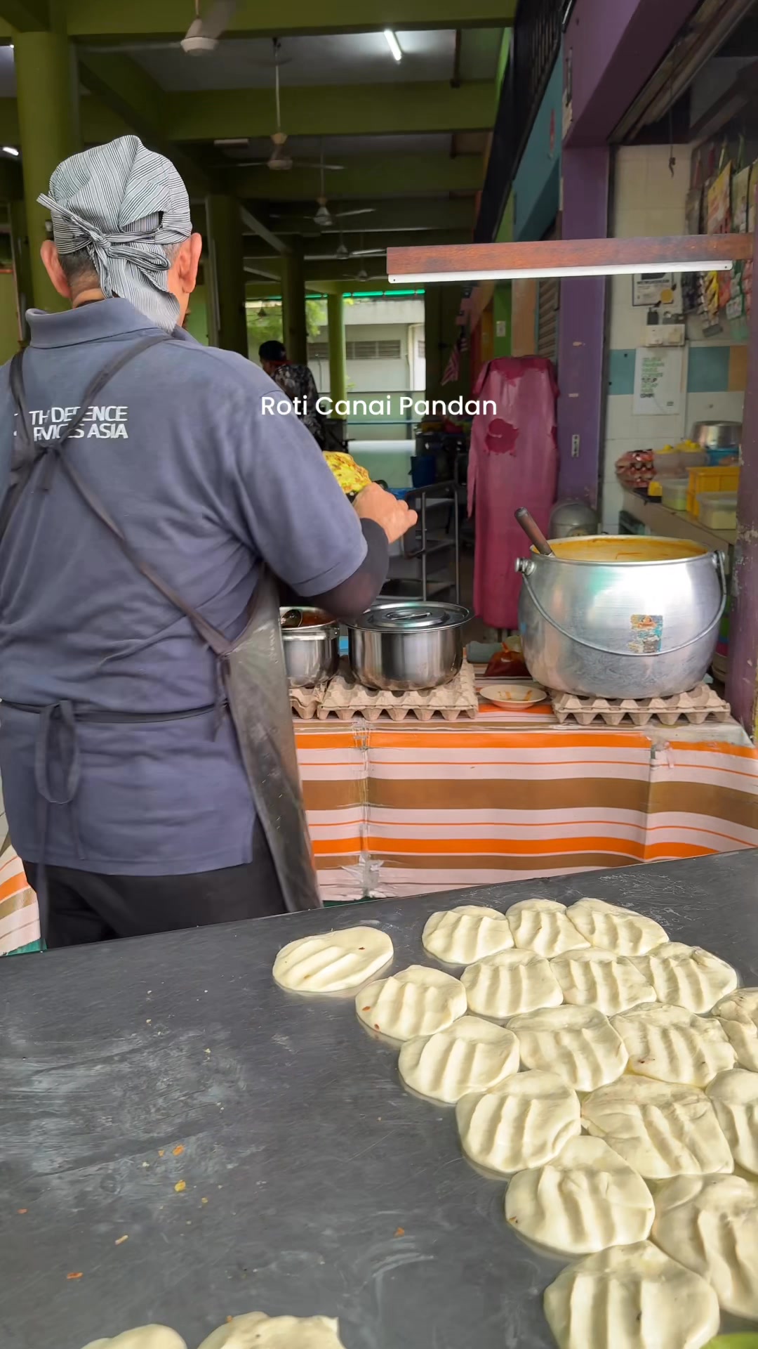 Menarik juga roti canai pandan ni. Cicah kari sardin memang mantap ni ...