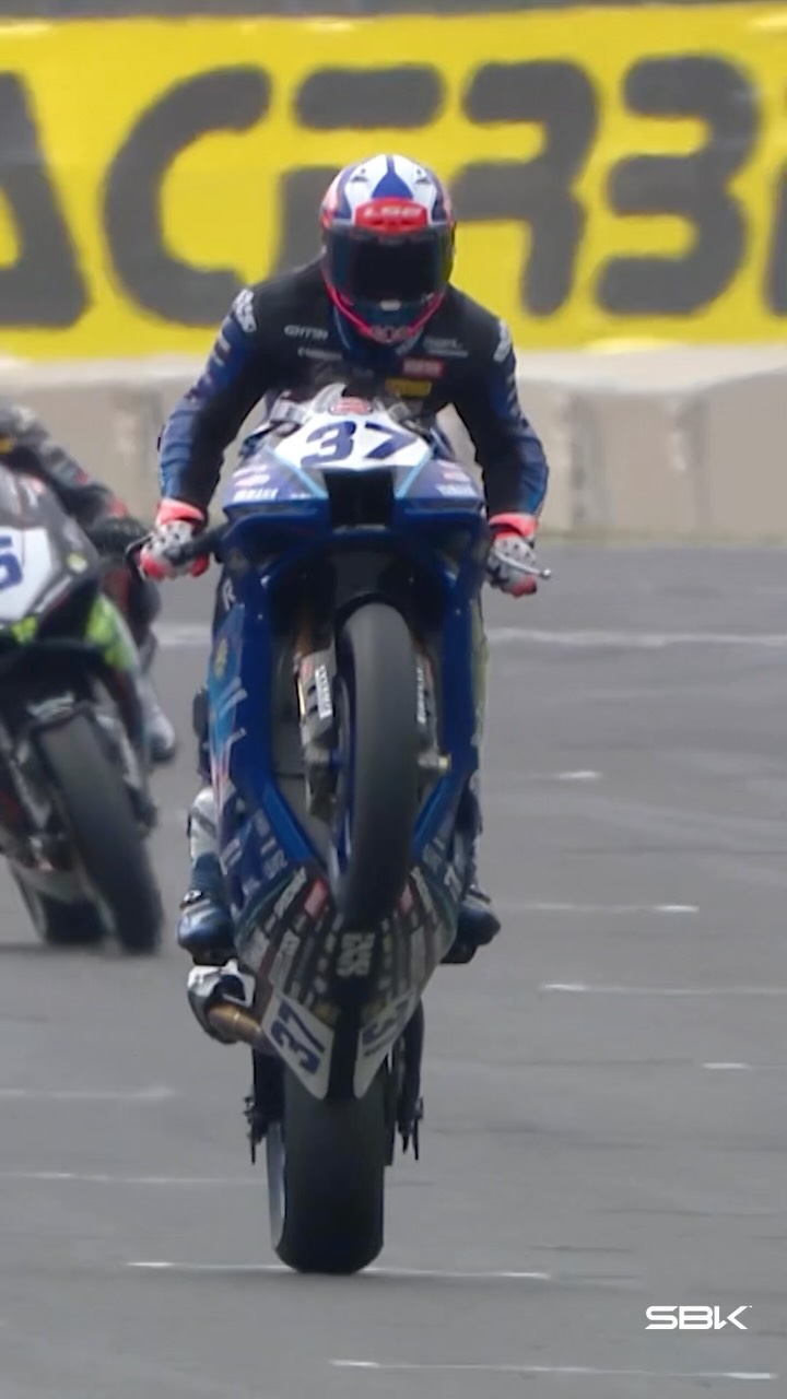 CRAZY END! 🤯🔥 Can Oncu goes wide from the lead on the final lap