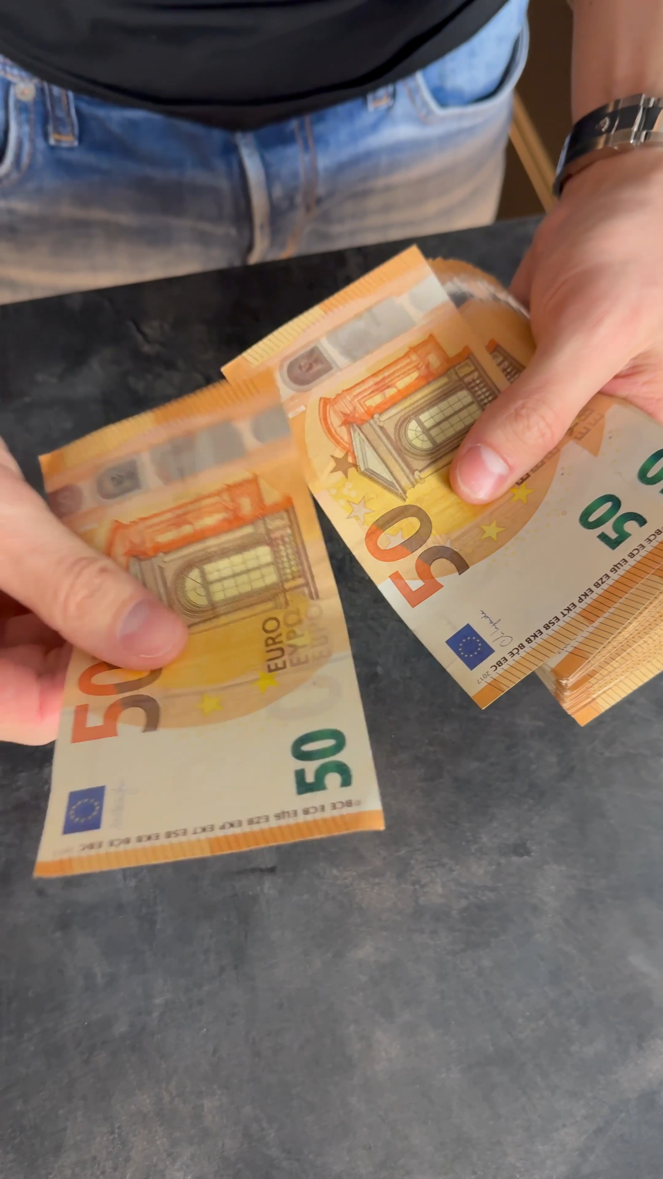 Die schnellste Methode, um Geld zu zählen! | Jul Tainment