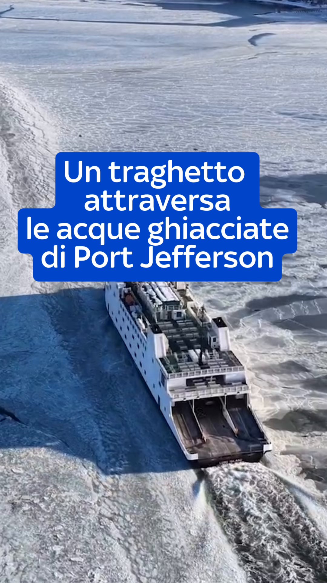 Un traghetto ha solcato le acque ghiacciate di Port Jefferson, New York ...