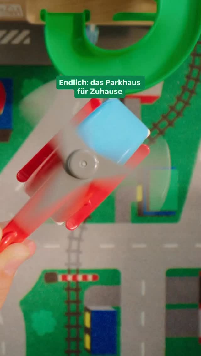 Damit die Parkplatzsuche im Kinderzimmer ein Ende hat: passend zum LILLABO Straßenteppich und den Spielzeugautos gibt’s jetzt auch ein Parkhaus. #meinIKEA #LILLABO #Parkhaus | IKEA