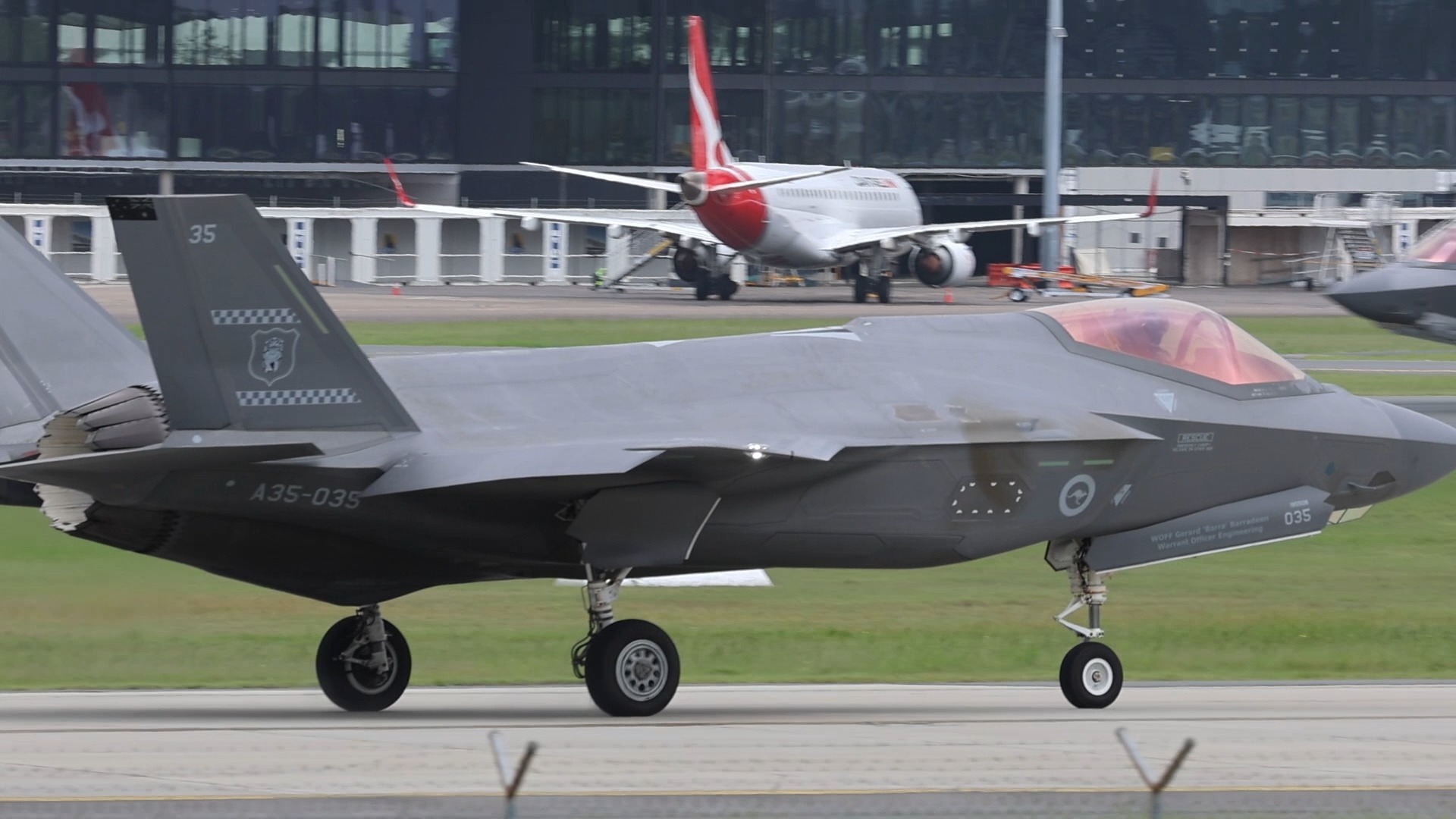 VIDEO RAAF F-35AS Lightning II A35-035 (NOTE PILOT WAVING) and A35-058 ...