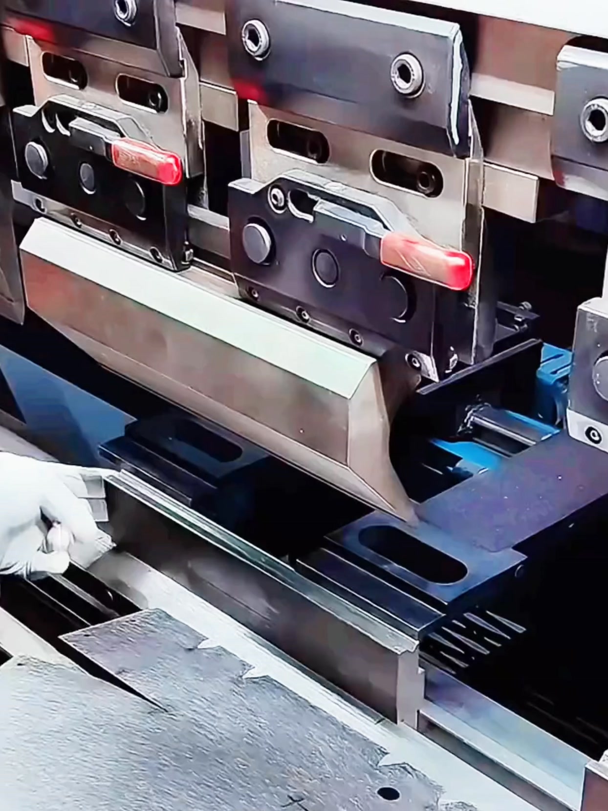 The DECETEC Electro-Hydraulic Press Brake delivers powerful, smooth ...