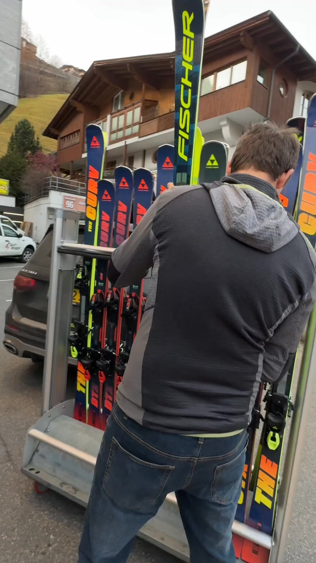 ✨️ Noize✨️ ⁠, ⁠, Daniel serviciert die neuen Noize Modelle von @Fischerski auf unserer geliebten Jupiter Maschine von @wintersteiger.sports um euch den perfekten Skitag zu ermöglichen⁠, ⁠, ⁠,