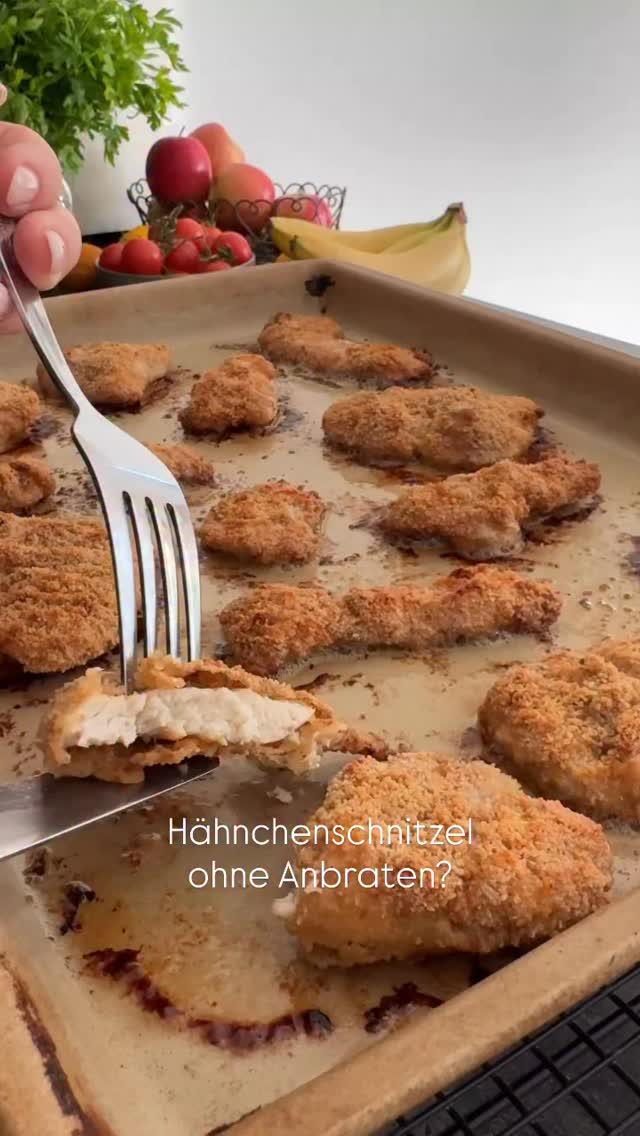 Knusprige, saftige Schnitzel ohne lästiges Braten in der Pfanne? Kein Problem 😎, Auf diesem „Blech“ aus Steingut lassen sich panierte Schnitzel mühelos zubereiten! , Und so geht’s…, 🤍
