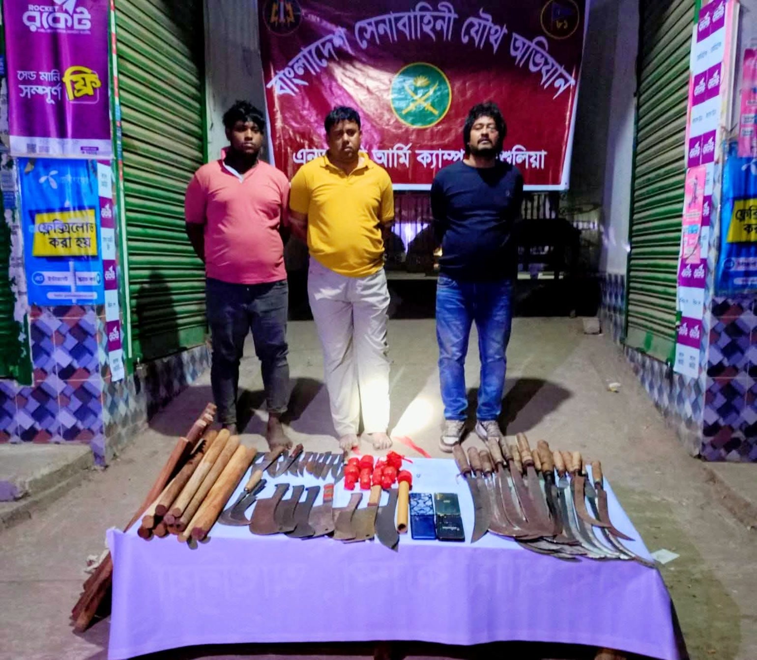 সাভারের আশুলিয়ায় বিপুল পরিমাণ দেশীয় অস্ত্র সহ যৌথ বাহিনীর অভিযানে