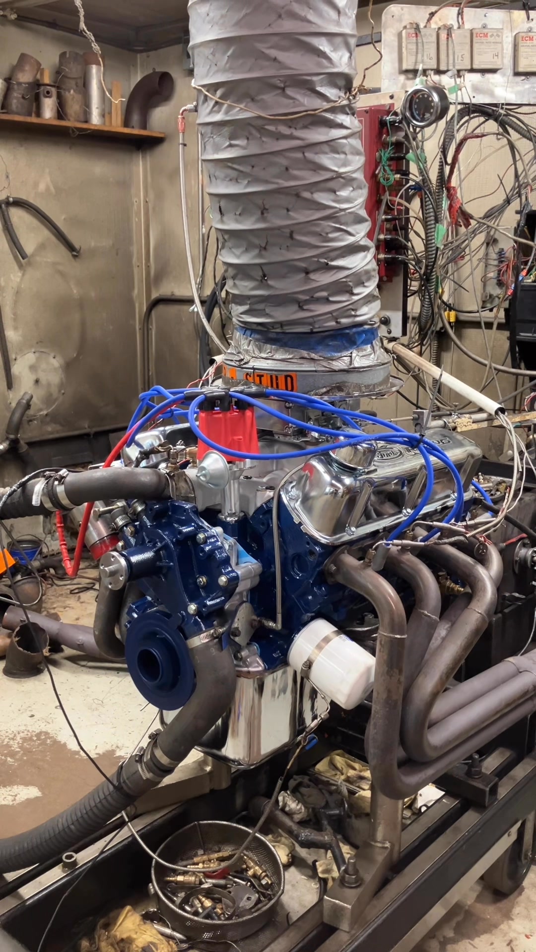 302 Ford on the dyno on this cold day. 9.5 compression, 214/224-.480 ...