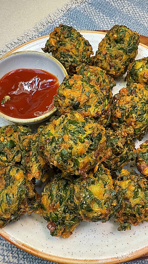 Crunch so good, Iftar approved 🤍 Aloo Palak Pakode hitting different ...