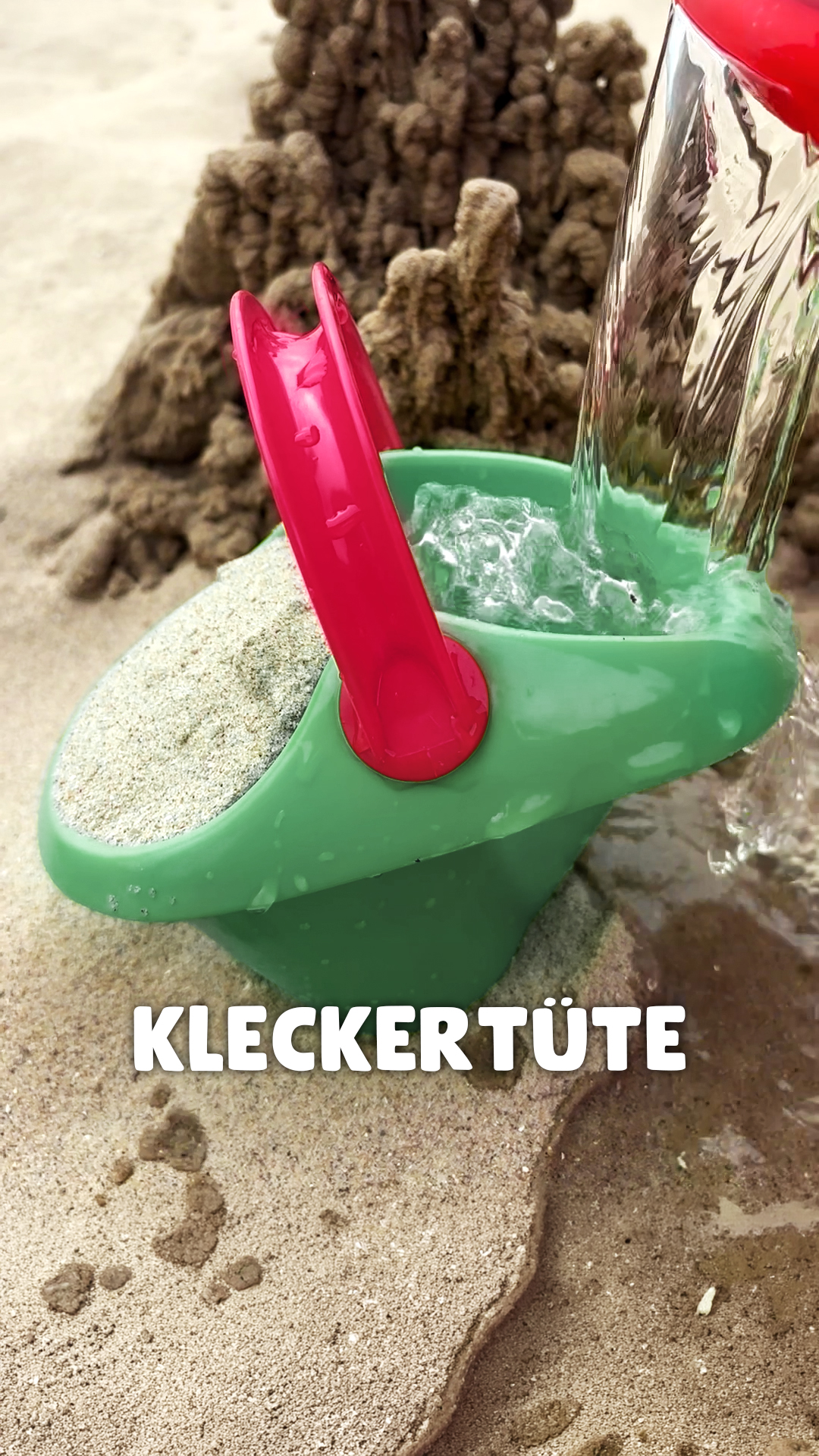 Kleckern statt schaufeln: Entdecke gemeinsam mit deinem Kind, wie cool eine Kleckertüte ist 🌊✨ Mit dieser einfach-genialen Tropfkanne zaubern kleine Baumeister einzigartige Sandkreationen am Strand