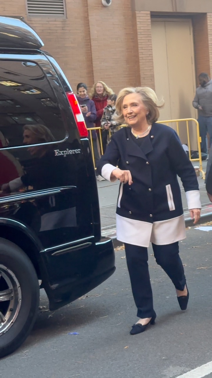 Hillary Clinton looked beautiful and took time to sign autographs and ...