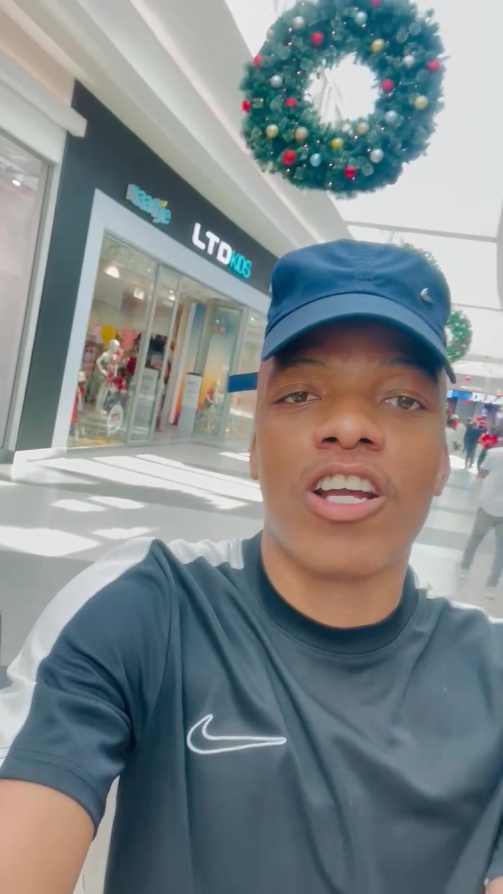 Why are you taking a selfie?🫵🏼😭😂😂😂Are you gay? | Le TwoSix