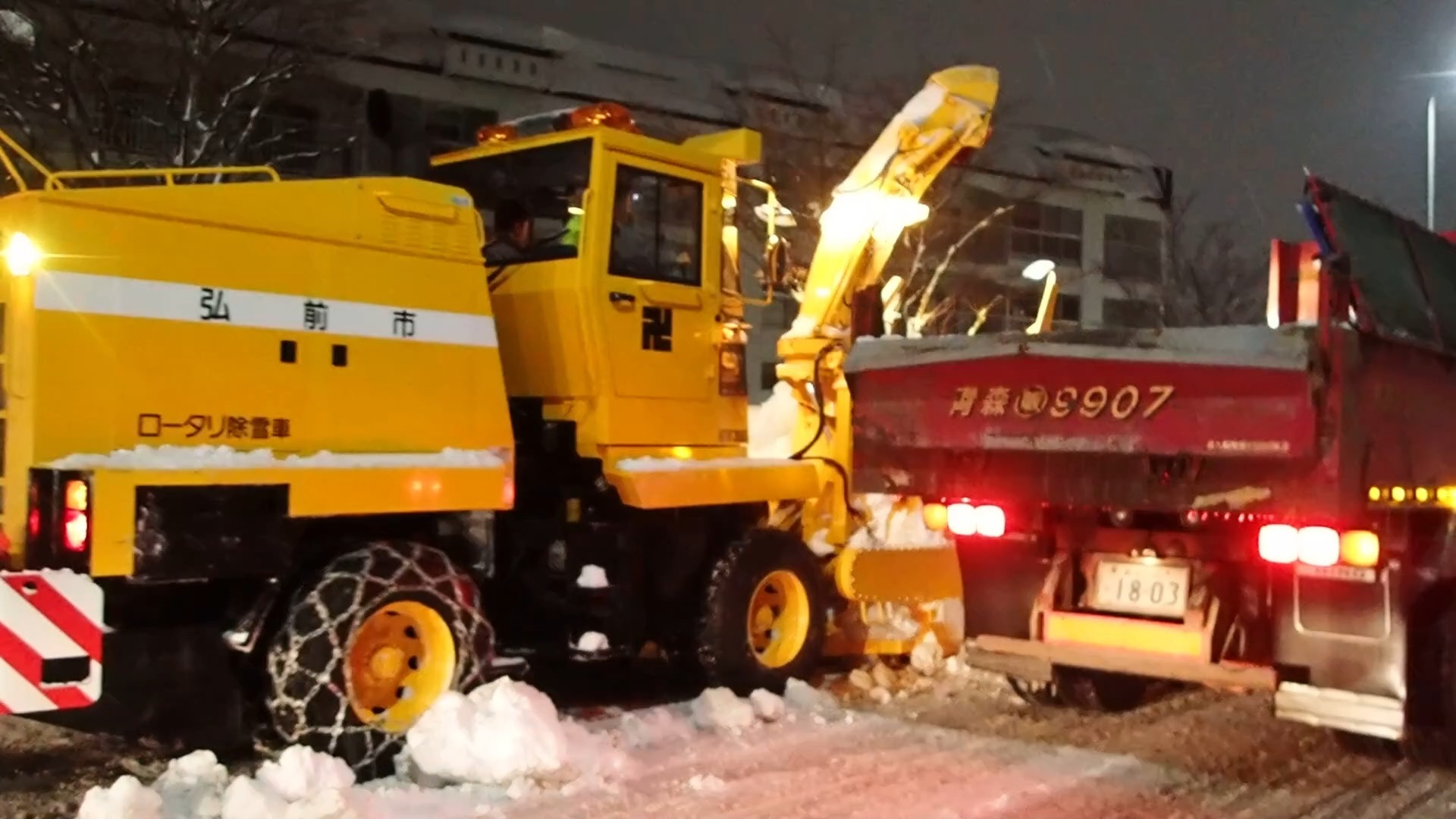 2月9日㈪、茜通りで緊急車両や雪置き場への動線を再確保するため、運搬排雪を行いました。 市では、今後も拡幅除雪、運搬排雪などを実施してまいり ...