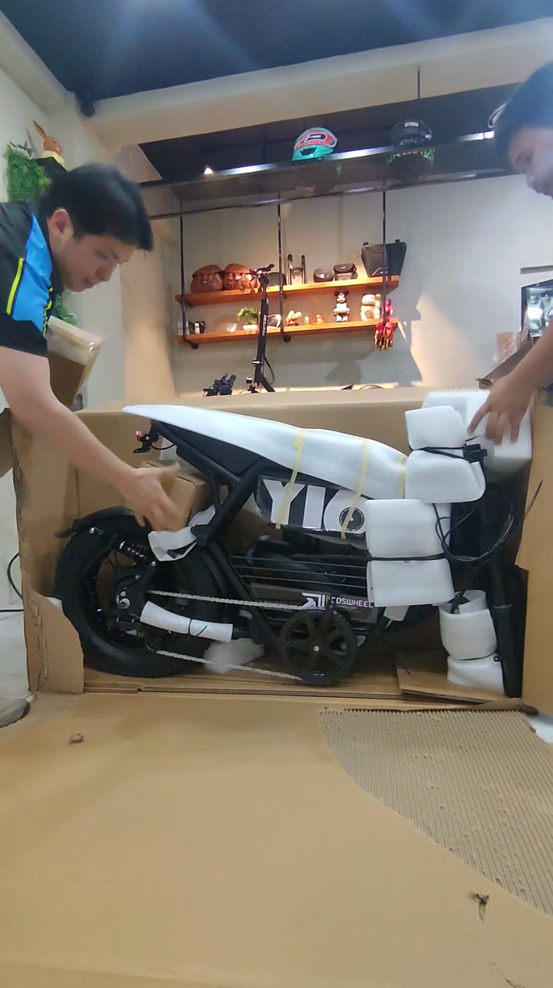 Unboxing the Coswheel Y16 brought out the inner child in us