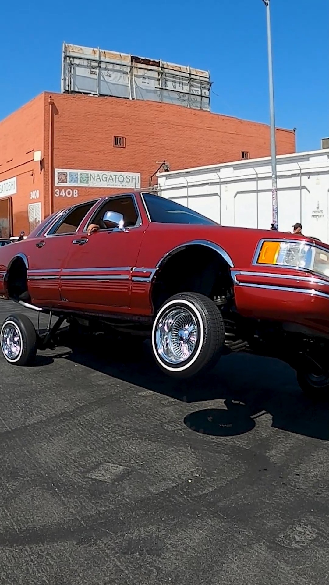 Lincoln Town Car LOWRIDER lifting into 3 wheel motion in Los Angeles! 🏙 ...