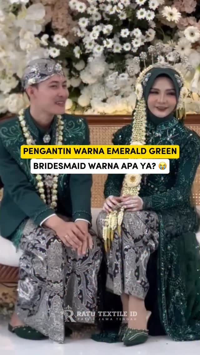 Pengantin pake warna emerald green bridesmaid pake warna apa? 😮 Minra ...