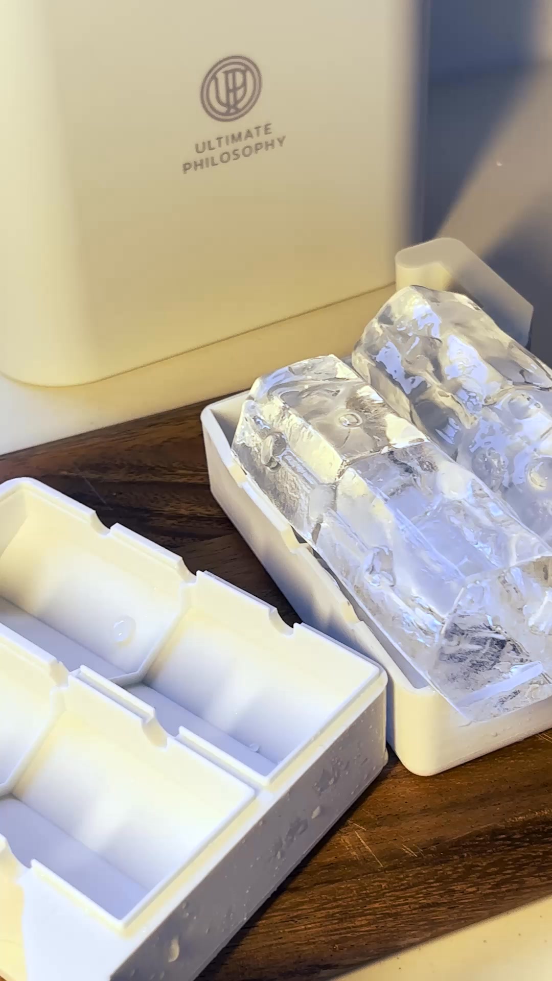 ULTIMATE PHILOSOPHY PREMIUM ICEMAKER 六角形 自宅で、バーの氷が作れる時代。 六角形の氷が、ウイスキーの香りを