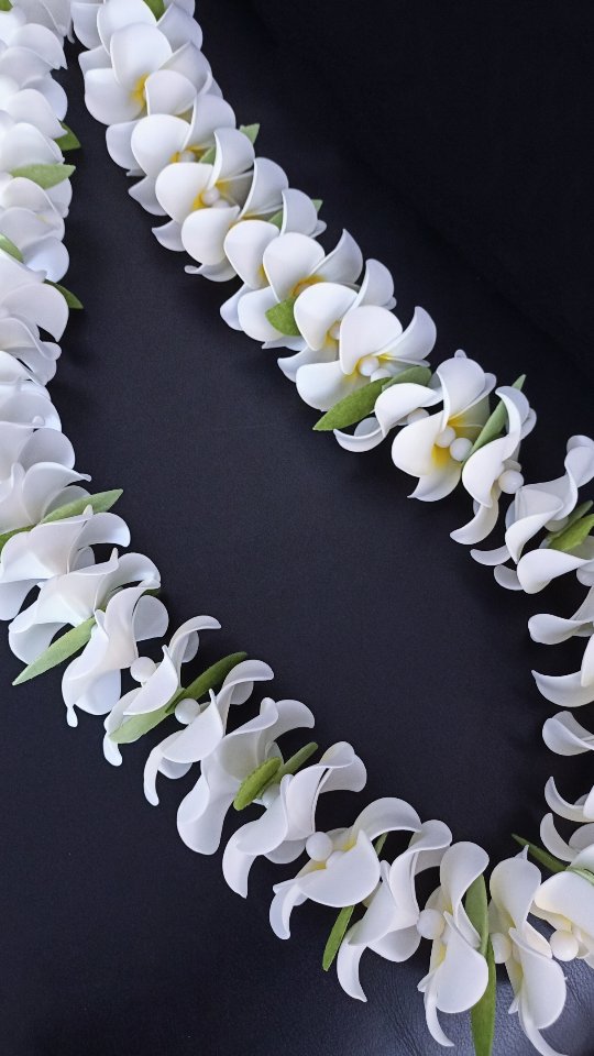 Plumeria Lei/Kahoa! A gorgeous accessory to compliment any outfit..😍 ...