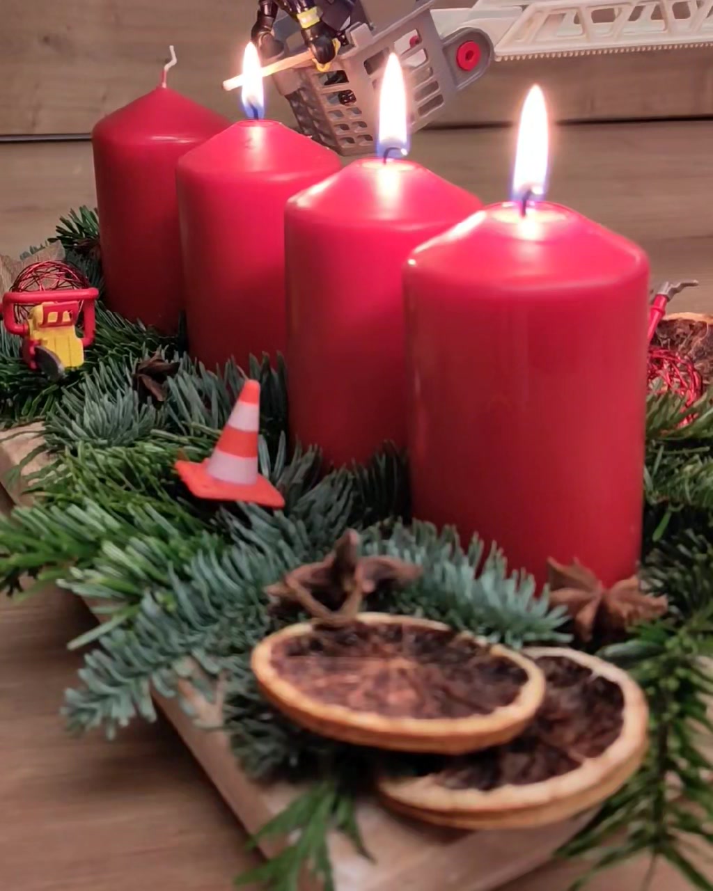 📃❤️, Die vierte Kerze brennt für Liebe,, für das Wichtigste auf dieser Welt,, es gäbe nichts das uns noch bliebe,, wär nicht sie, an Nummer Eins gestellt.,