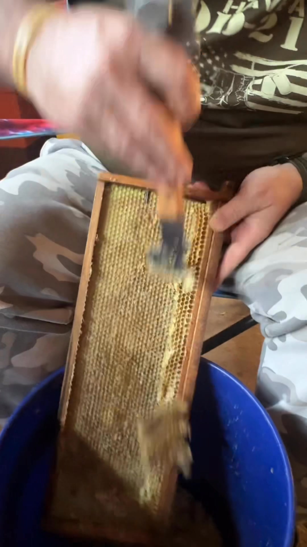 Scrapping comb & propolis off the frames Disclaimer: Not a professional ...