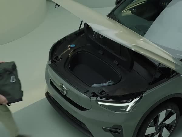EV ならではのスペース】 ボンネットを開けてみてください。エンジンを