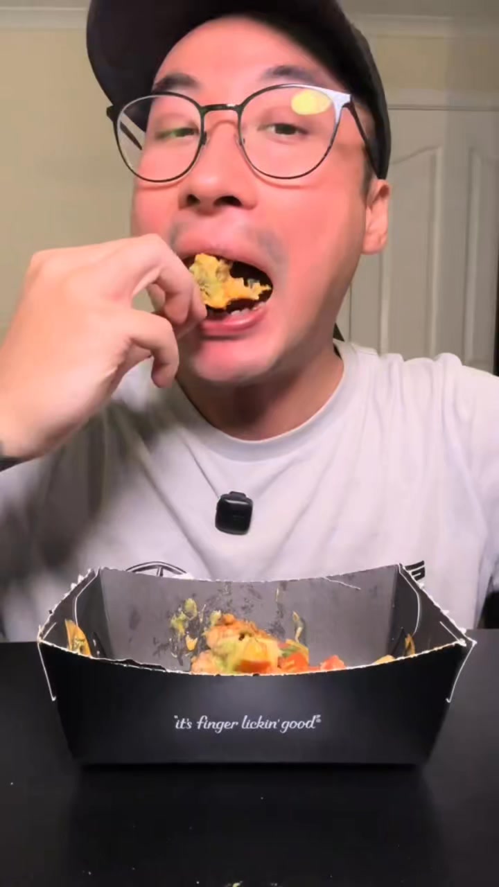 Trying KFC ZINGER NACHOS! 🤤 I could eat 5 of these…. ~ #asmr #mukbang # ...