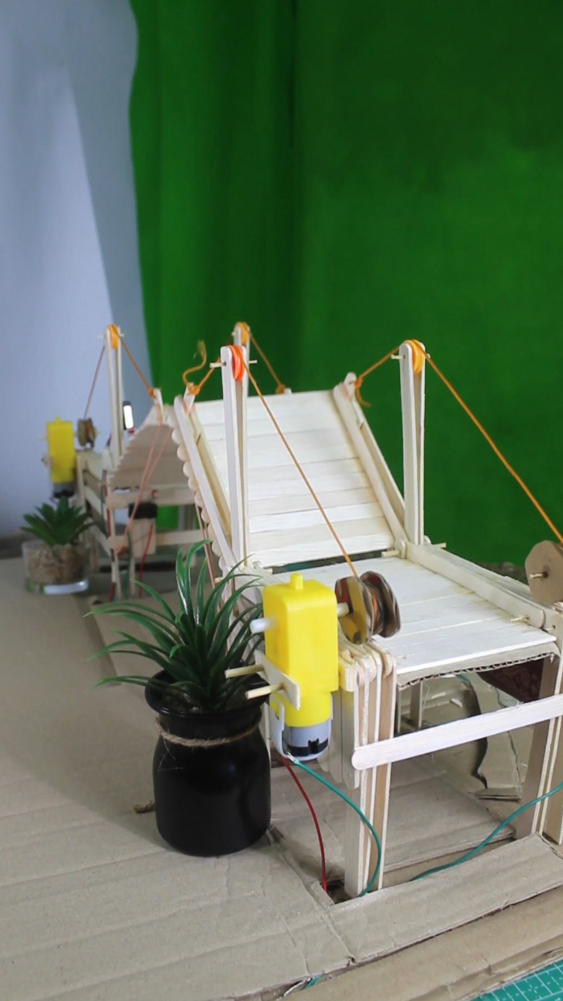 DIY Automatic Drawbridge Made from Popsicle Sticks! 🚧⚙️ In this video ...