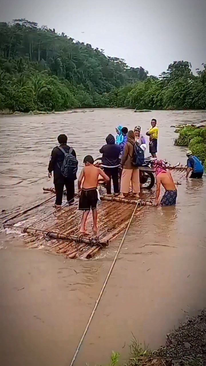 traditional crossing services using a bamboo raft #fyp #videoviral2026 ...