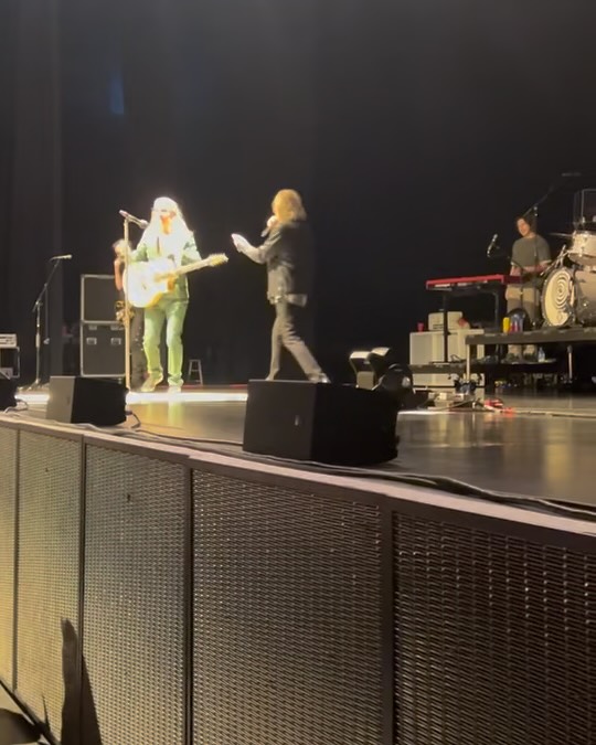Mickey Thomas sings with Ed Roland at Starship concert