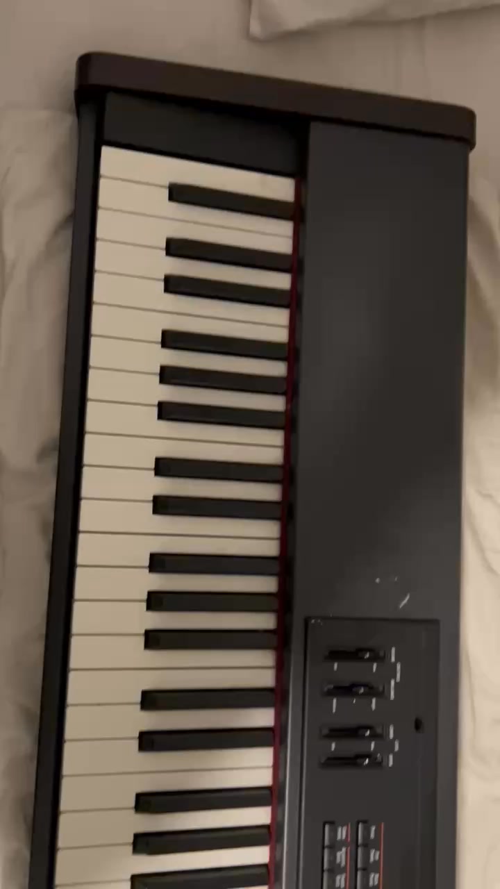 $500 • Roland RD-150 The Roland RD-150 is an 88-key velocity