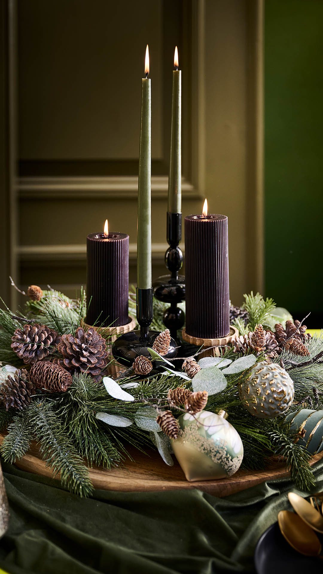 Elegant durch die Adventszeit. Die harmonische Verbindung von grünen und schwarzen Akzenten verleiht deinem Adventskranz einen Hauch von Glamour – der perfekte Blickfang für festliche Abende! 🤍🌲, .,