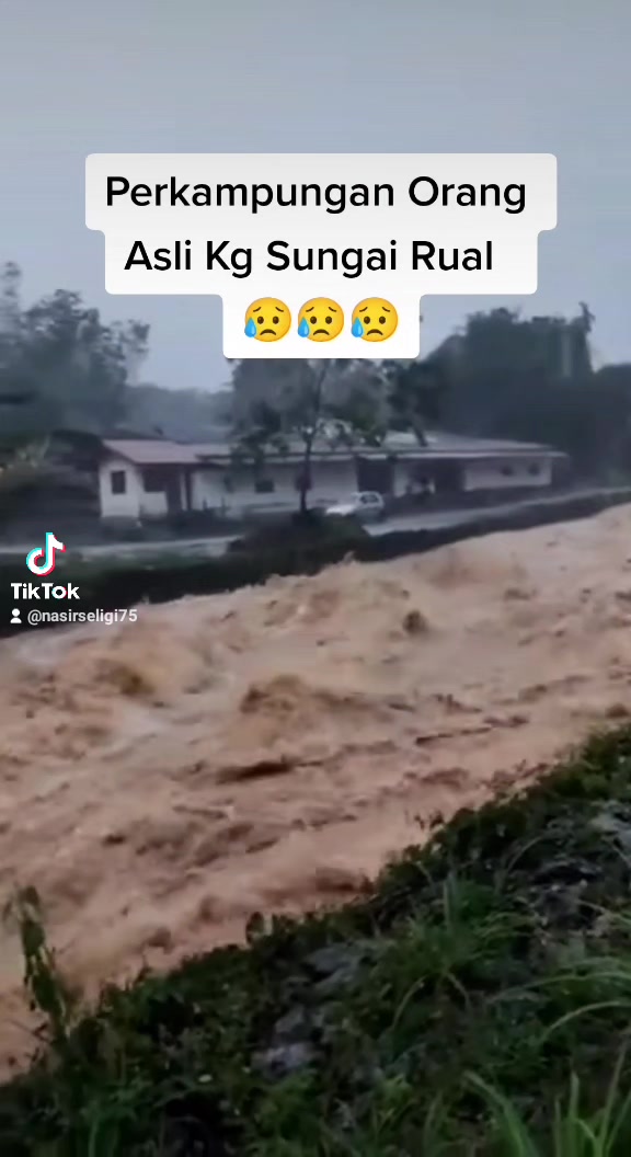 Keadaan air sungai di perkampungan orang asli Kg Sungai Rual Jeli ...
