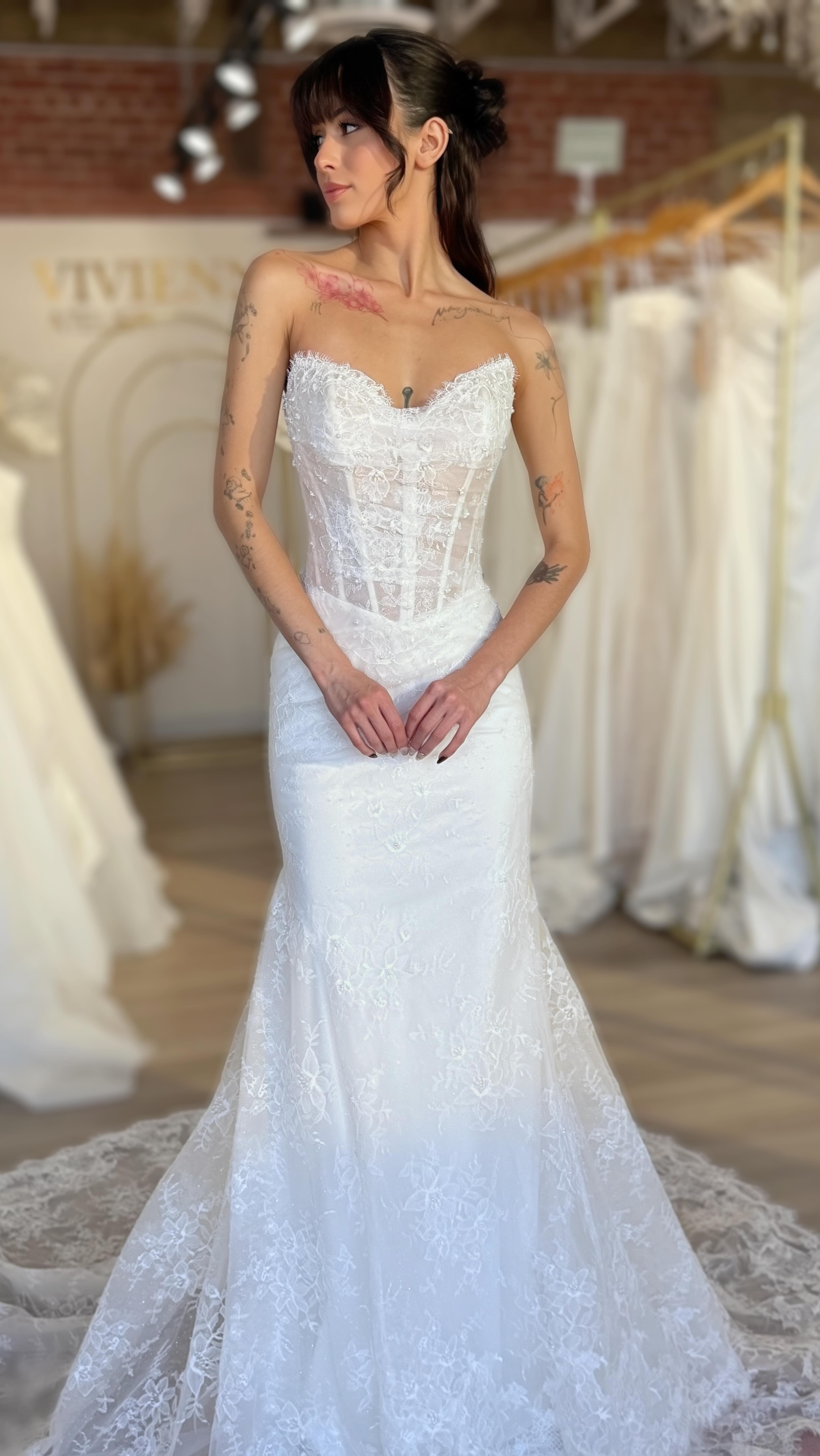 French originated Chantilly Lace is back! 💕 It's soft, flowing and lightweight, and it looks stunning like this sweet heart A-line gown. The basque waist flatters the waist while the subtle slit