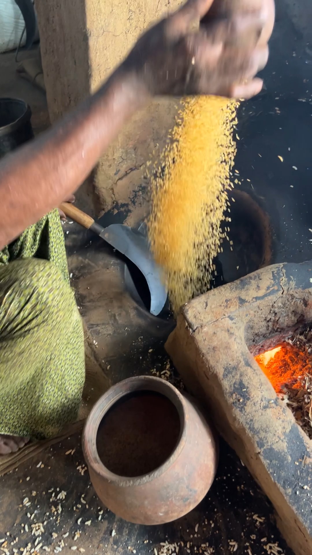 Traditional Puffed Rice Making in Sand & Salt! / Murmura #traditional ...