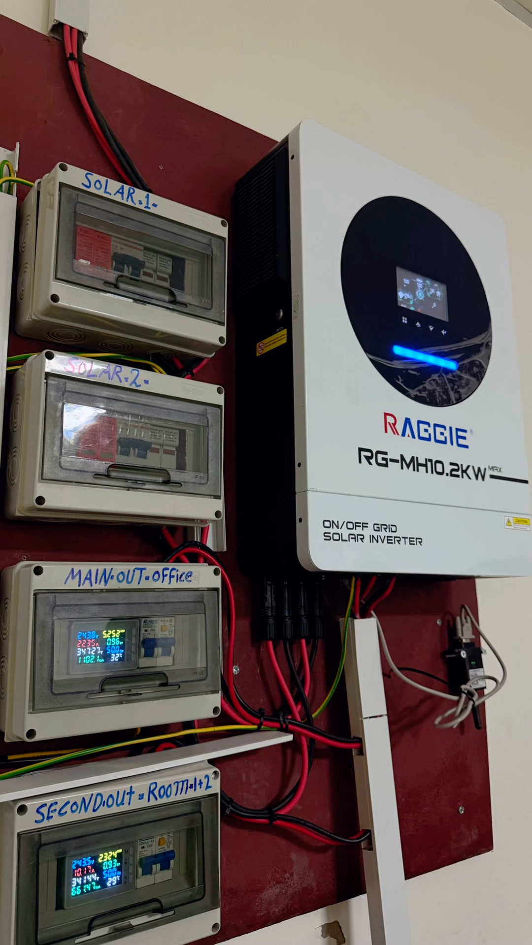 🚀 RAGGIE's Hybrid Inverter – Powering Dubai!⚡ High efficiency
