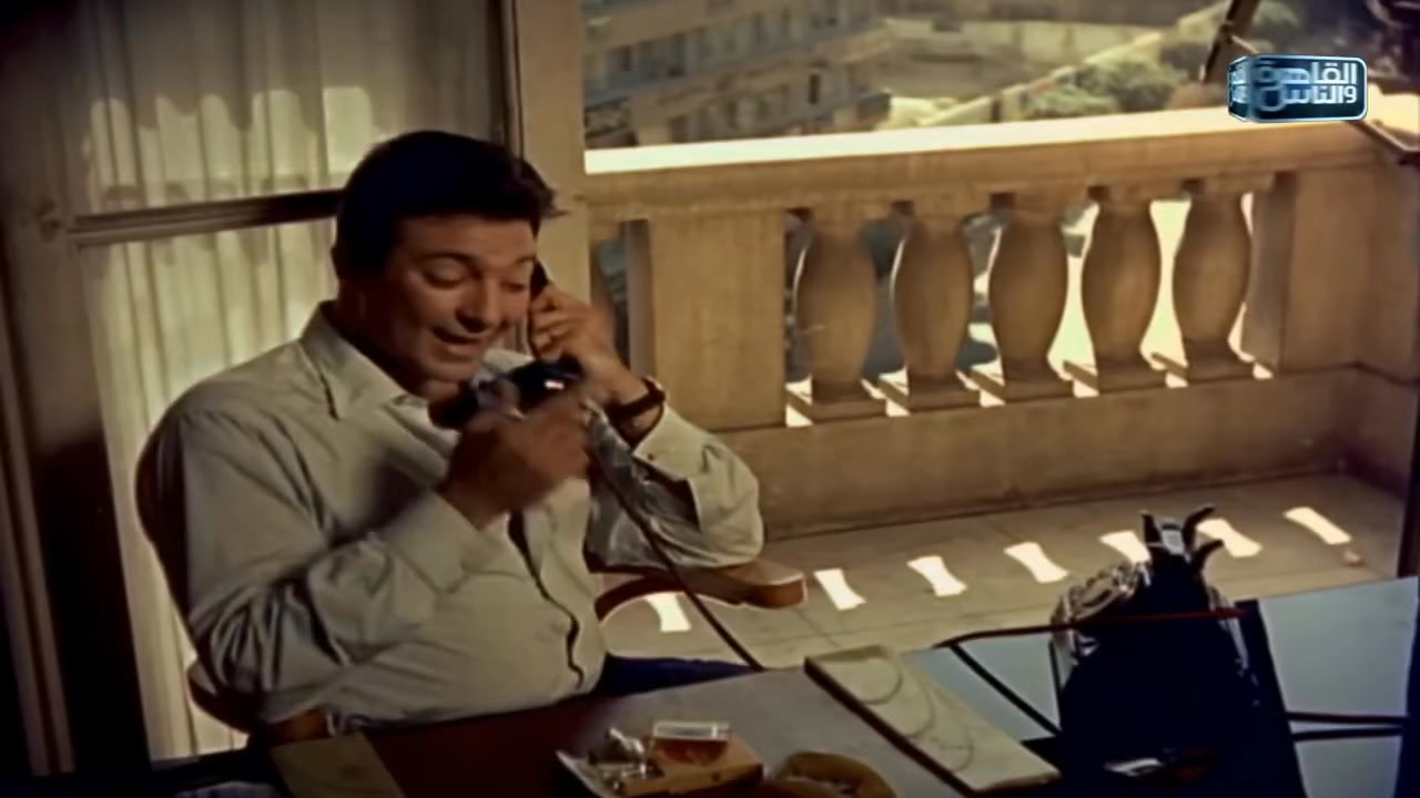 كوثر بتمثل ان هي بتكلم مامتها وهي في الحقيقة بتكلم عشيقها.. تفتكروا ...