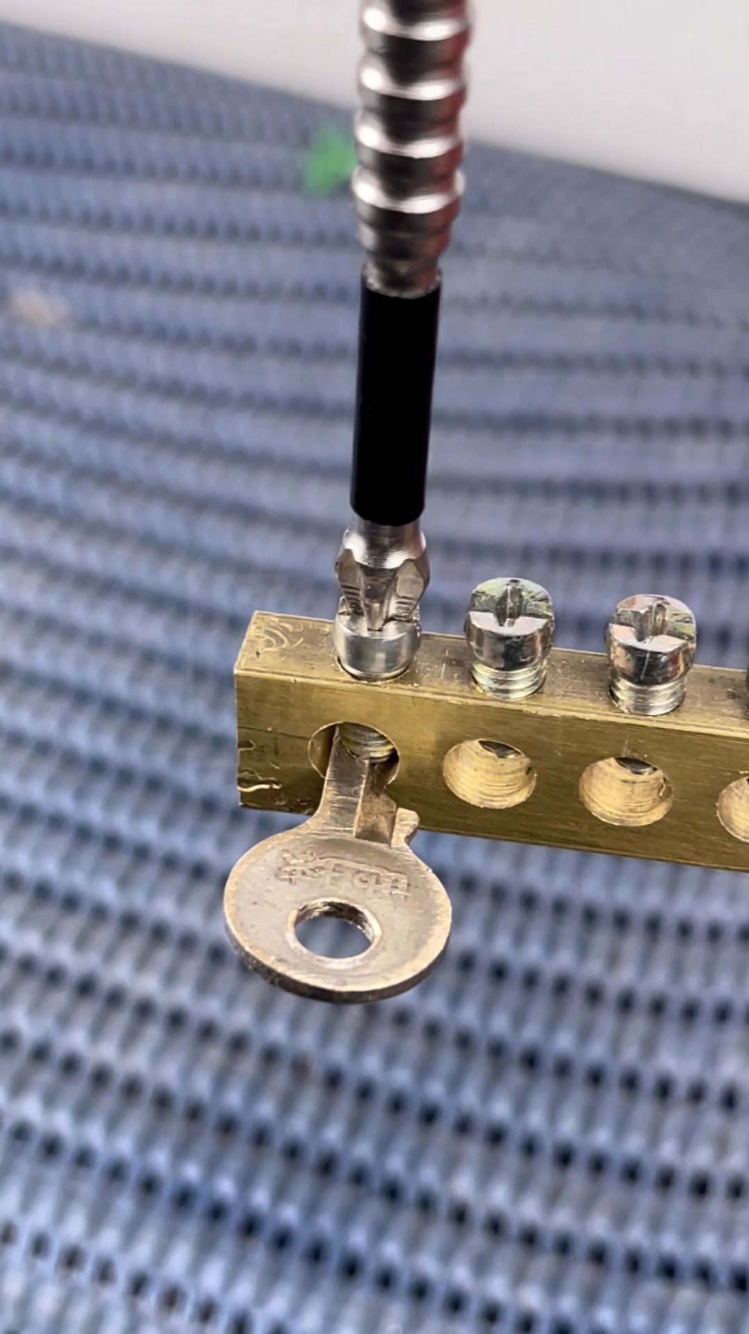 Electrician uses padlock key and solves classic problem once and for ...