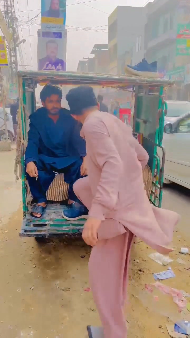 Shoes ka prank ho gya raksha wala 😂🤣😅🤣😂 | IRFAN IK | Facebook