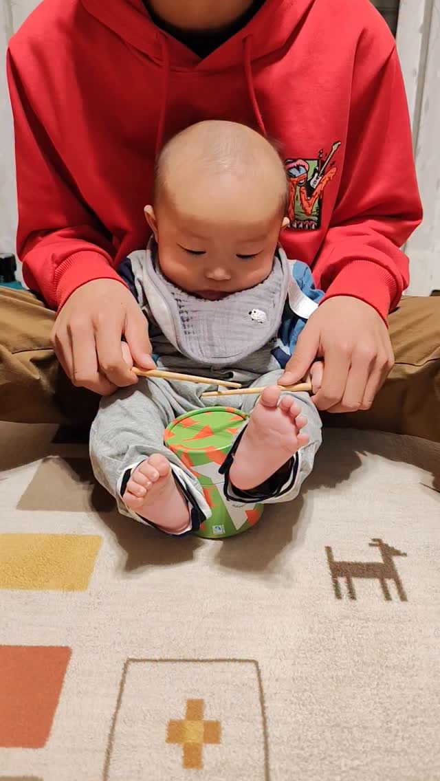 太鼓遊び🎶 #赤ちゃん #赤ちゃんのいる暮らし #兄弟 #年の差兄弟 | Yuka Aizawa | Facebook