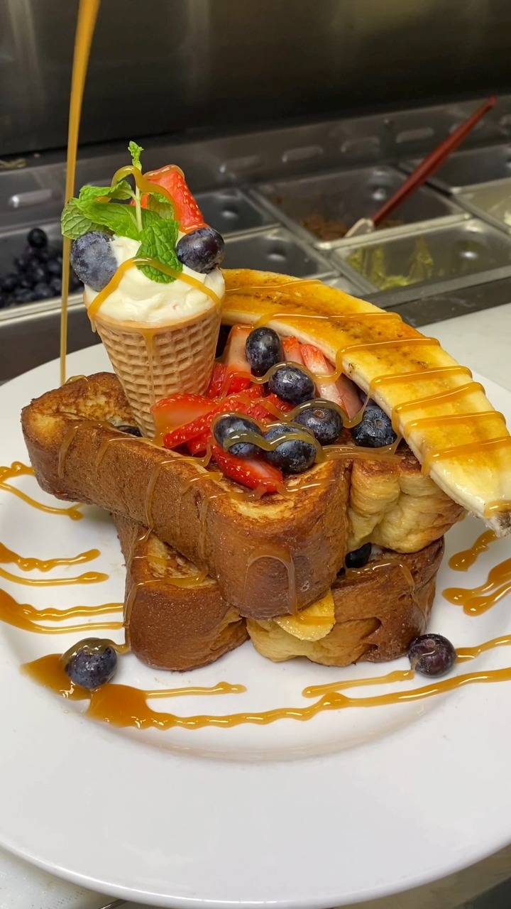 Banana Split Brioche French Toast 🤤🍞🍦🍓 #frenchtoast | Foody Fetish ...