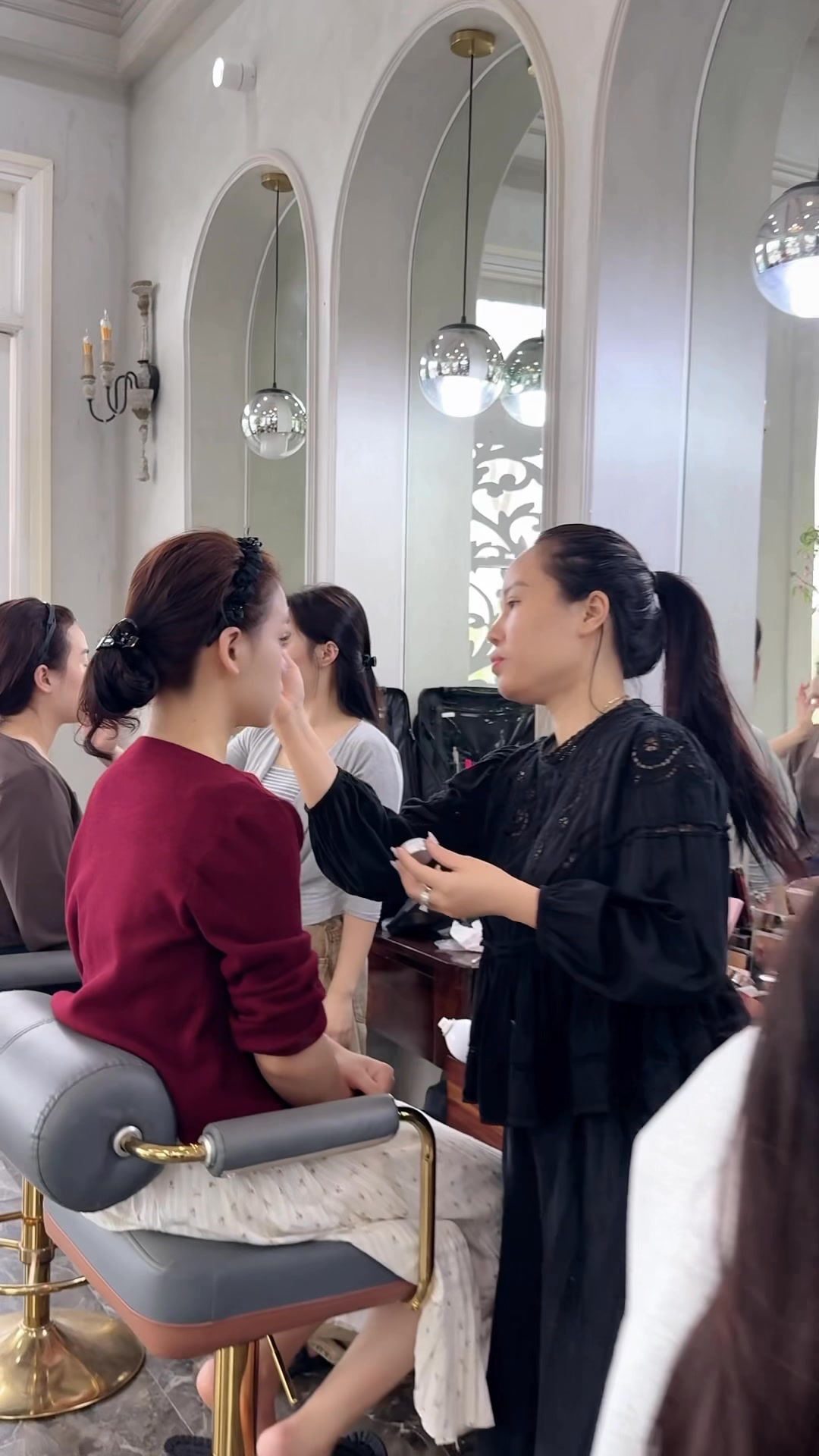 9ekip cho ngày hôm nay 😍🥰. Mặc áo trái makeup cô thứ 4 mới phát hiện 😅 ...