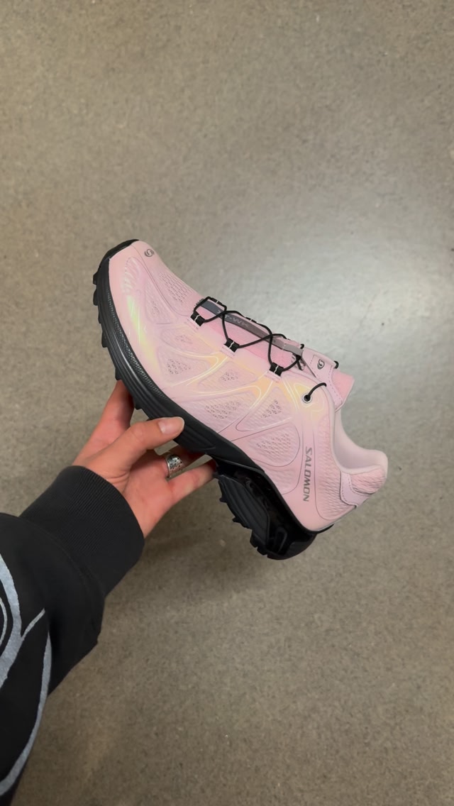 Salomon XT-Whisper Void in the colourway Ice Pink/Black