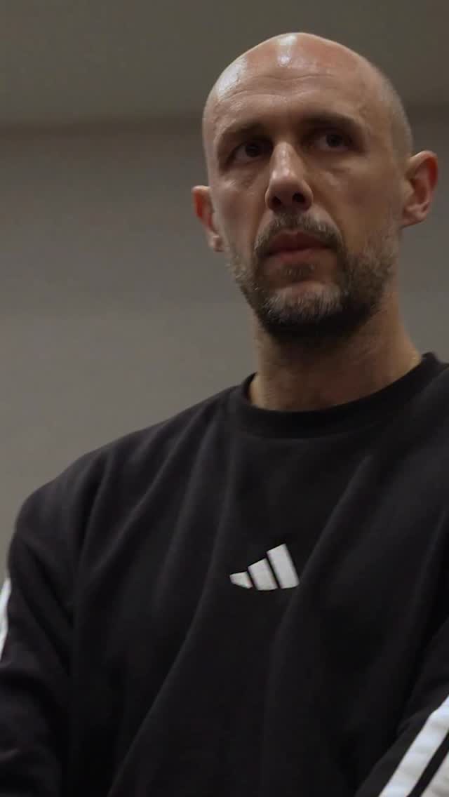Le moment où l’équipe a appris que Samsy avait signé son premier ...