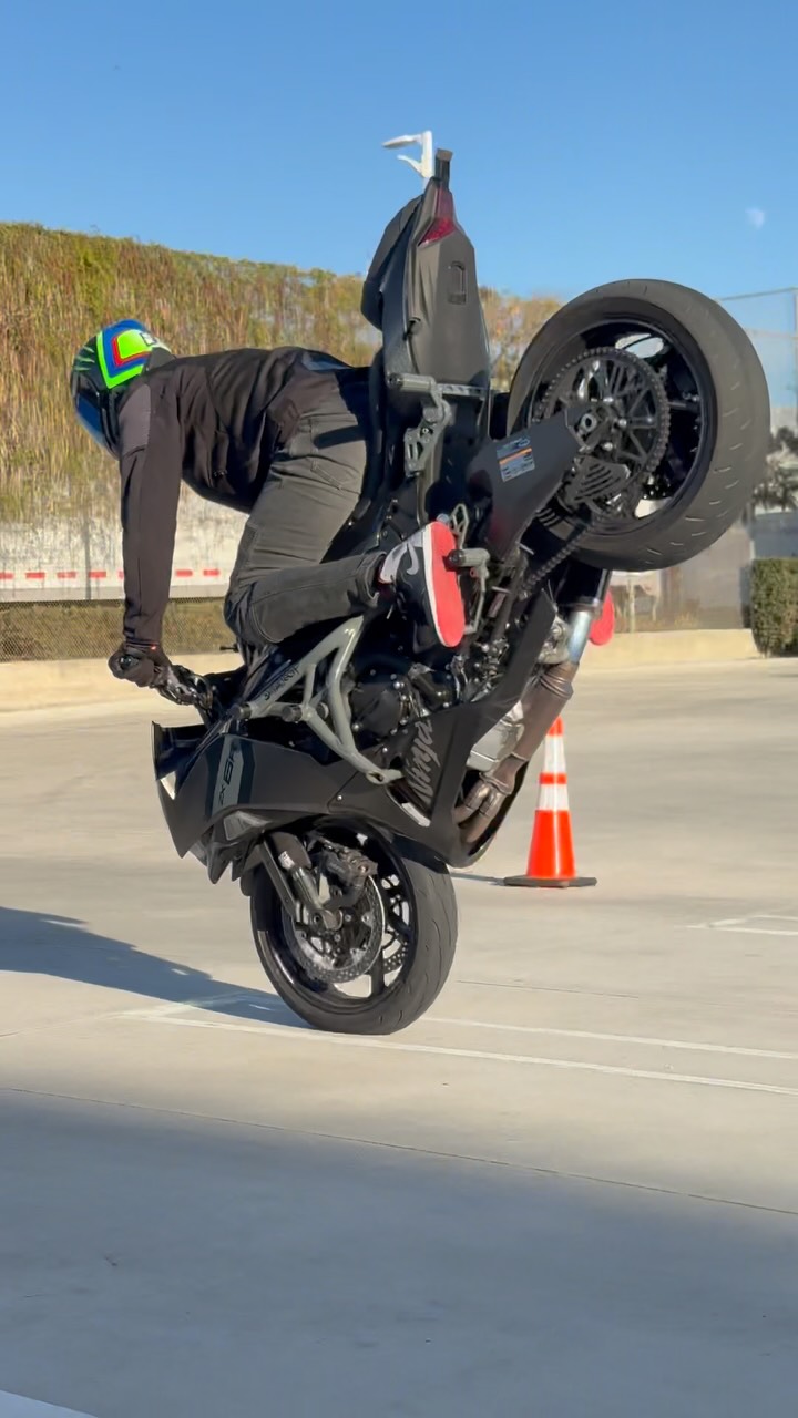 pu♡ Bonding well with my 2026 Kawasaki USA Zx6r starting to roll tall