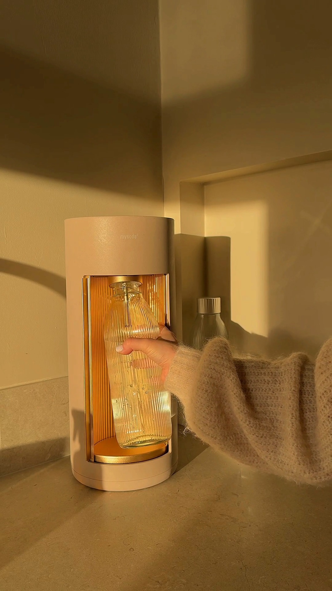 Mysoda Glassy exemplifies our dedication to our mission: making home carbonation as sustainable as possible. Glassy is made from wood composite material and operates without electricity, offering a