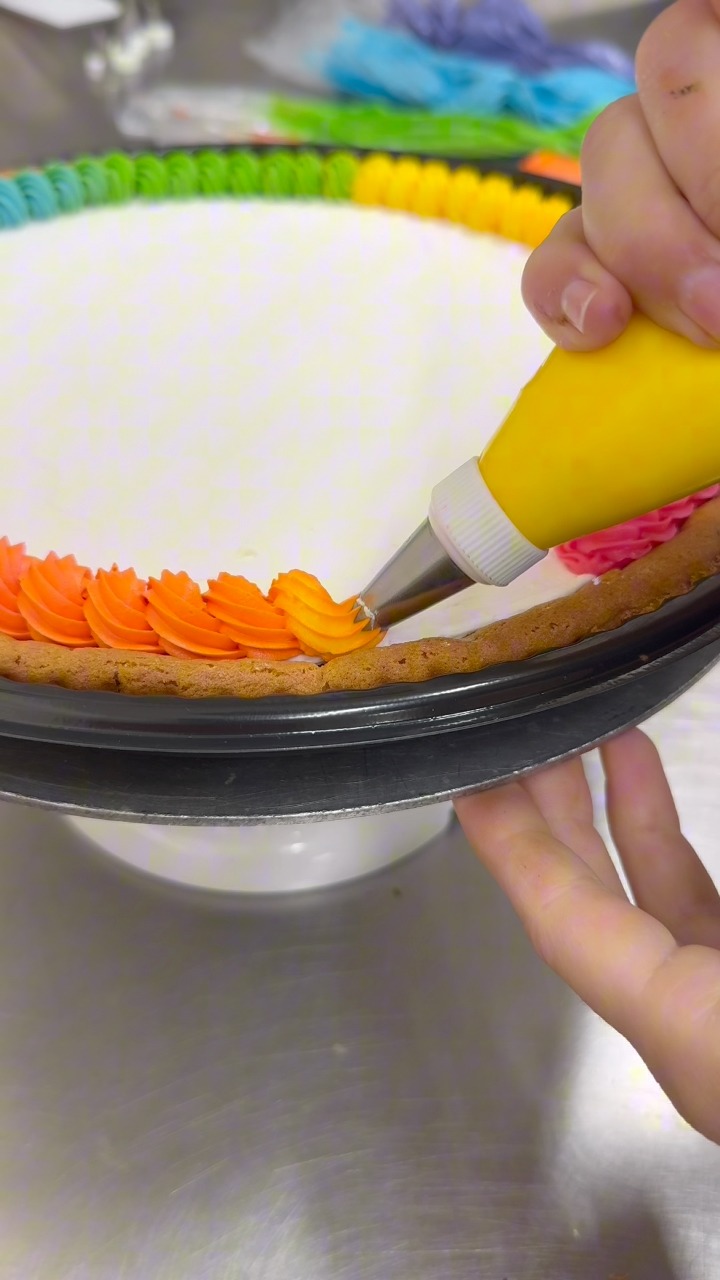 Color-changing piping! 🎨 #cake #cakedecorating #cookiecake | Messy ...