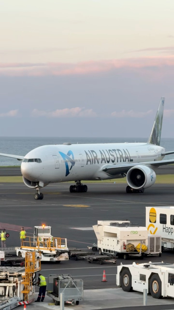 Air Austral UU107 Boeing 777-300ER | Izhaar J