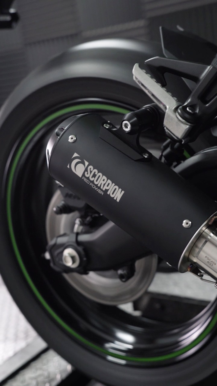 How many RPM?! 😱 This is pure insanity! The Kawasaki Ninja ZX-4RR