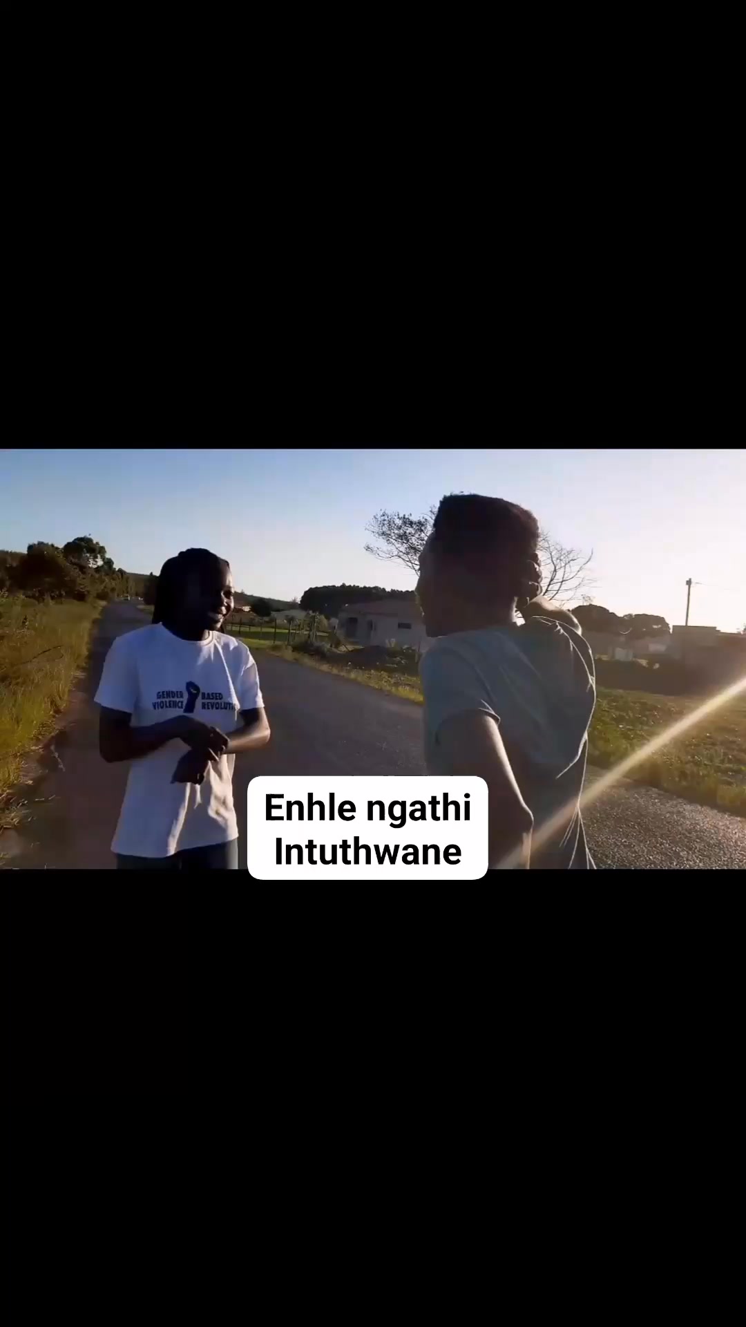 Yachazeka intombi ngiyitshela ukuthi inhle ngathi intuthwane ngiyibone ...